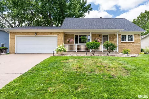 604 N 8th St, Eldridge, IA 52748
