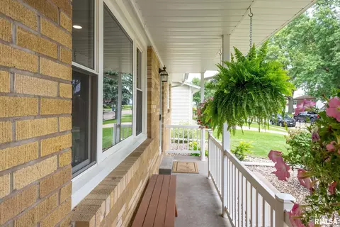 604 N 8th St, Eldridge, IA 52748 photo 5