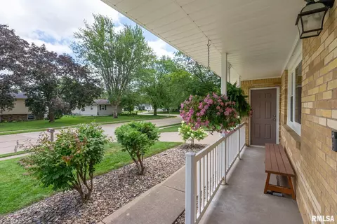 604 N 8th St, Eldridge, IA 52748 photo 4