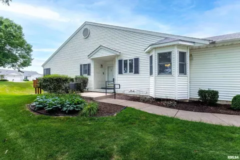 1106 Iowa Dr, Le Claire, IA 52753