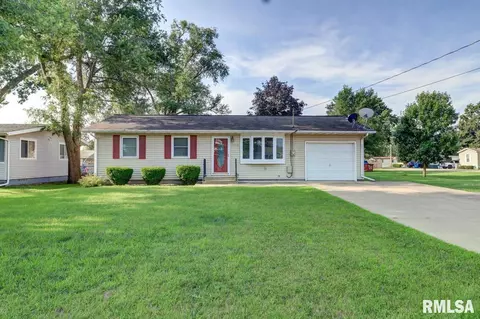 1615 8th St, Camanche, IA 52730
