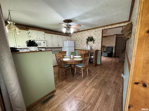 912 N 13th St, Herrin, IL 62948 photo 6