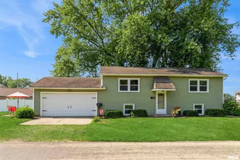 721 15th St, Dewitt, IA 52742