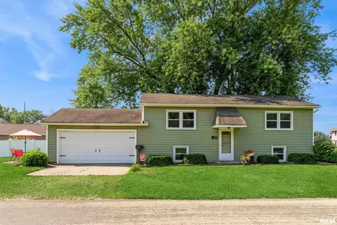 721 15th St, Dewitt, IA 52742