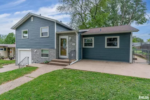2845 Washington Ln, Davenport, IA 52804