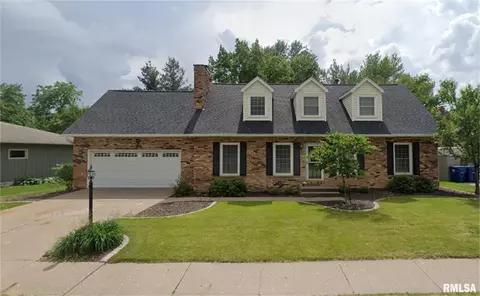 4210 Squire Dr, Bettendorf, IA 52722
