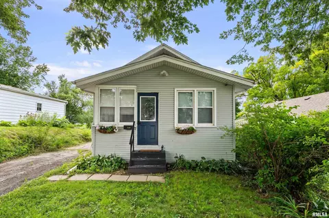 346 16th St, Silvis, IL 61282