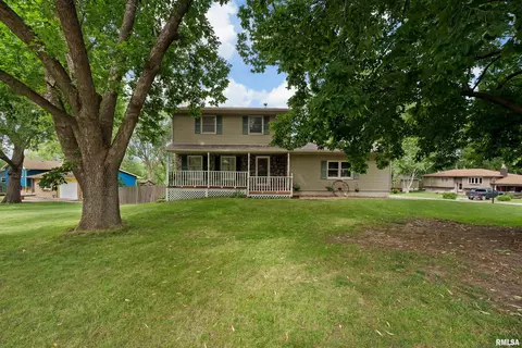 112 Park Lane Cir, Eldridge, IA 52748