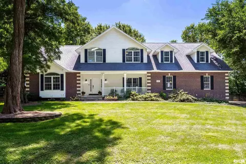 413 Fairwynd Dr, Le Claire, IA 52753