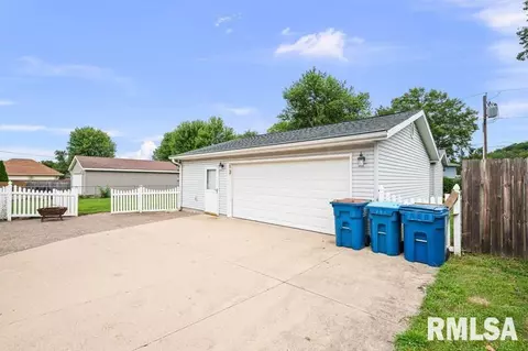 207 E 2nd St, Coal Valley, IL 61240 photo 4