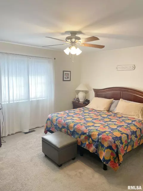 618 Sheridan Dr, Eldridge, IA 52748 photo 9