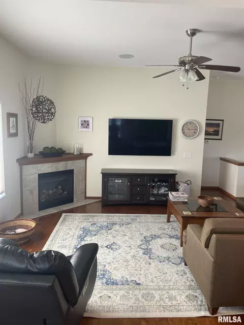 618 Sheridan Dr, Eldridge, IA 52748 photo 4