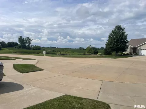 618 Sheridan Dr, Eldridge, IA 52748 photo 2