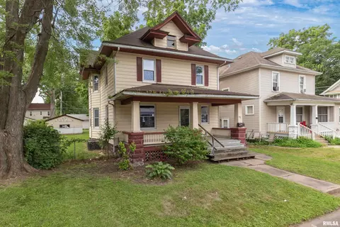 421 W 17th St, Davenport, IA 52803