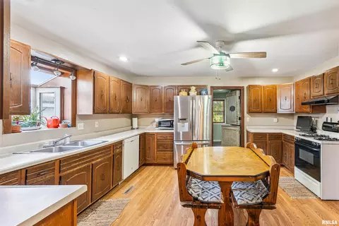 705 5th St, Lowden, IA 52255 photo 9