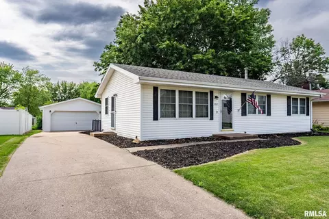 302 N 8th St, Eldridge, IA 52748
