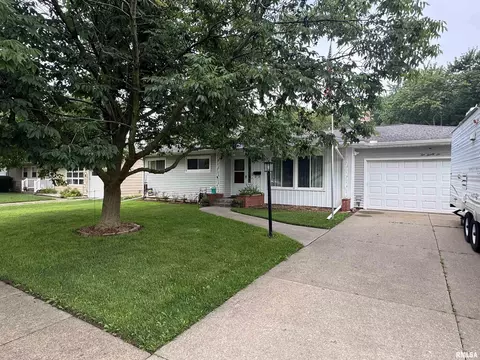 1026 N 13th St, Clinton, IA 52732