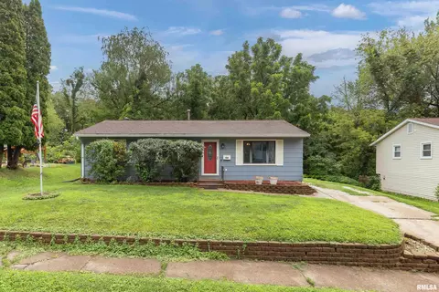 321 5th Street Ct, Silvis, IL 61282