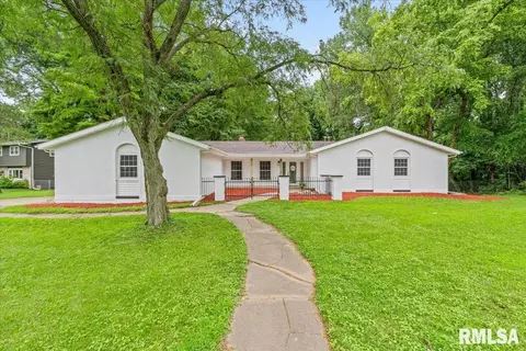 15 Oakbrook Dr, Bettendorf, IA 52722