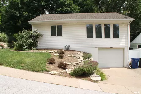 727 Oak St, Davenport, IA 52804
