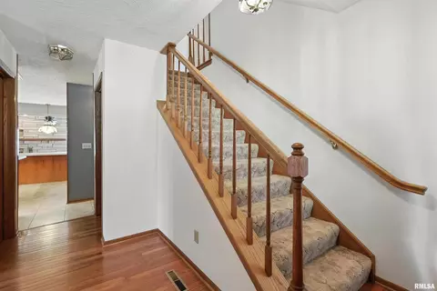 509 S 7th St, Eldridge, IA 52748 photo 3