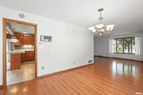 509 S 7th St, Eldridge, IA 52748 photo 9