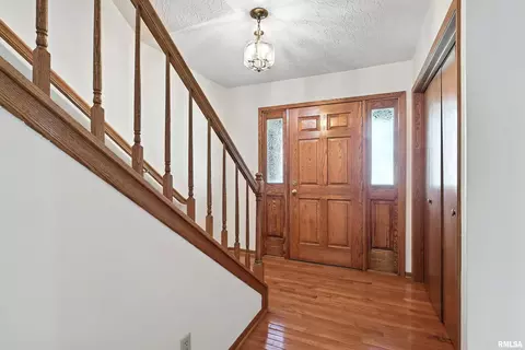 509 S 7th St, Eldridge, IA 52748 photo 2