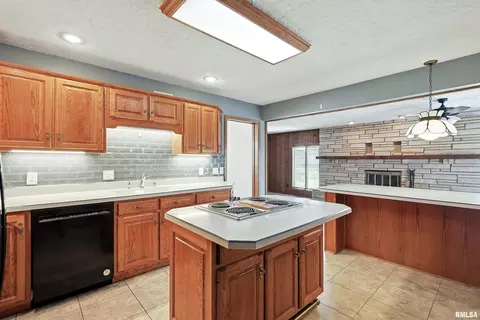 509 S 7th St, Eldridge, IA 52748 photo 12