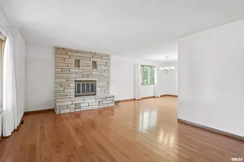 509 S 7th St, Eldridge, IA 52748 photo 5