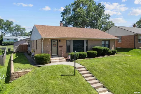 2827 Fillmore Ln, Davenport, IA 52804