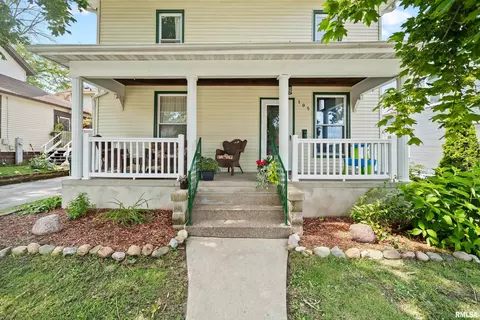105 E 10th St, Muscatine, IA 52761