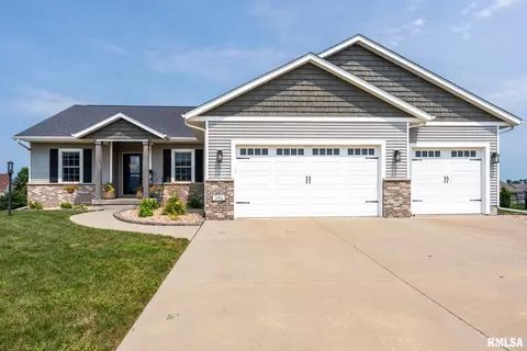 346 Hillside Dr, Eldridge, IA 52748