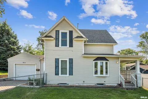 923 18th St, Bettendorf, IA 52722