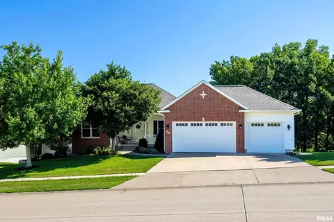 401 N 8th St, Le Claire, IA 52753