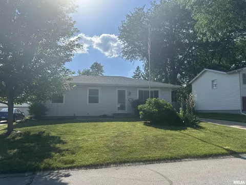 3400 Clover Hills Dr, Bettendorf, IA 52722
