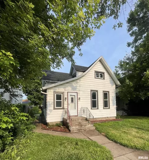 704 N 3rd St, Clinton, IA 52732