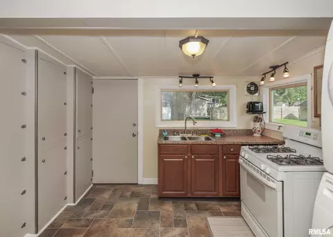 2702 47th St, Moline, IL 61265 photo 9