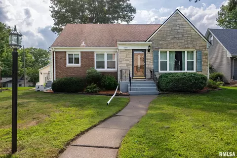 2424 Armil Pl, Davenport, IA 52804
