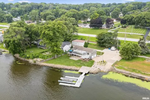 22799 Great River Rd, Le Claire, IA 52753