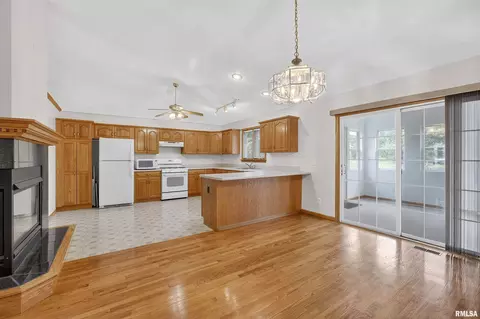 18 Dexter Blvd, Eldridge, IA 52748 photo 10