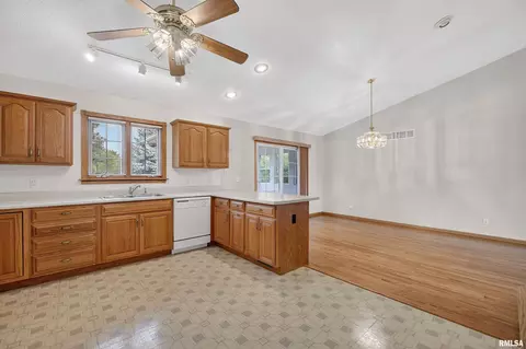 18 Dexter Blvd, Eldridge, IA 52748 photo 13
