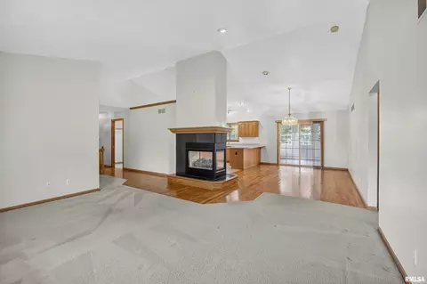 18 Dexter Blvd, Eldridge, IA 52748 photo 7