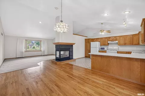 18 Dexter Blvd, Eldridge, IA 52748 photo 11