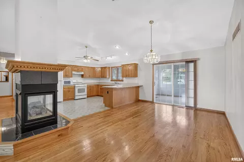 18 Dexter Blvd, Eldridge, IA 52748 photo 9