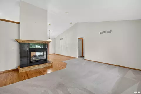 18 Dexter Blvd, Eldridge, IA 52748 photo 8