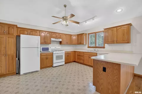 18 Dexter Blvd, Eldridge, IA 52748 photo 12