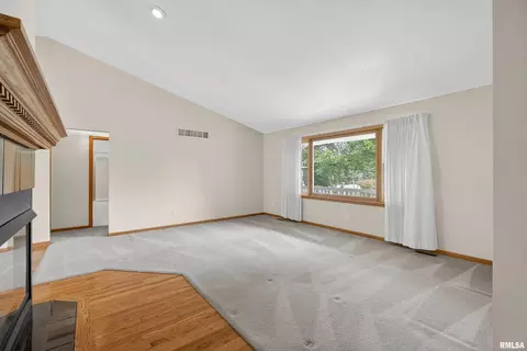 18 Dexter Blvd, Eldridge, IA 52748 photo 5