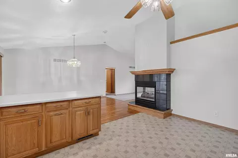 18 Dexter Blvd, Eldridge, IA 52748 photo 14
