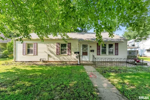 425 E Chestnut St, Geneseo, IL 61254