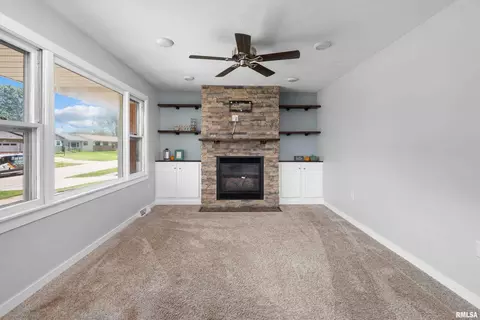 810 13th St, Silvis, IL 61282 photo 2